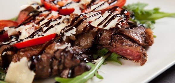 Свинина, запеченная с орехами и сухофруктами