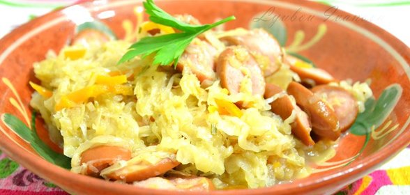 Бюргерская тушеная капуста с сосисками и розмарином