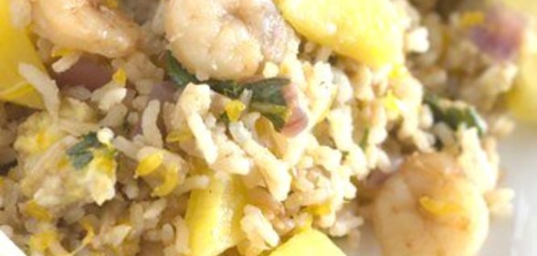 Тайский жареный рис с креветками и ананасами