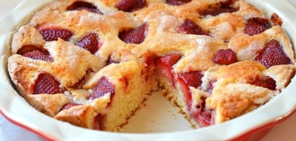 Пирог с клубникой на кефире