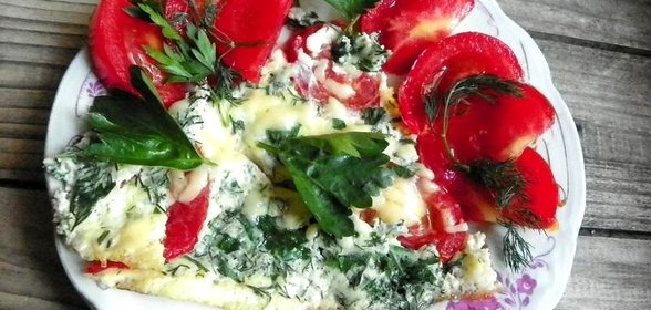 Омлет с помидорами сыром и зеленью