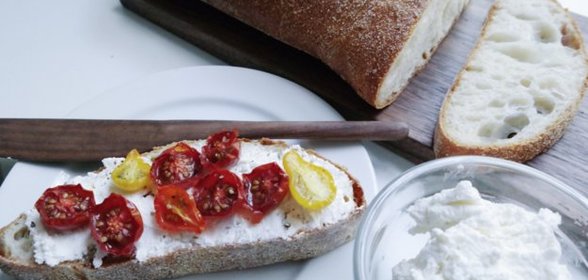 Брускетта с томатами и рикоттой