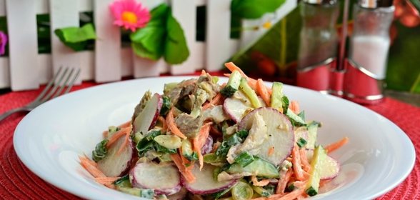 Салат из моркови с редисом, свежим огурцом и мясом