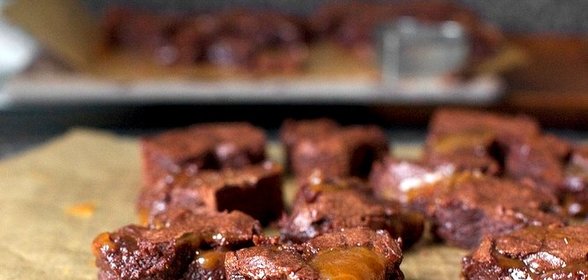 Брауни с соленой карамелью