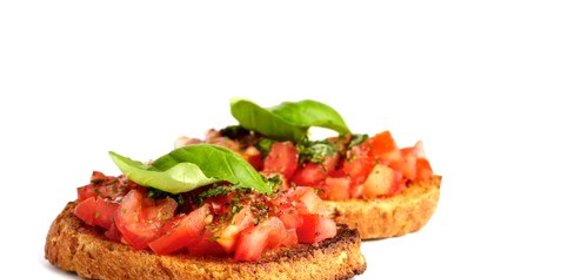 Поджаренный хлеб (bruschette) с помидорами и базиликом