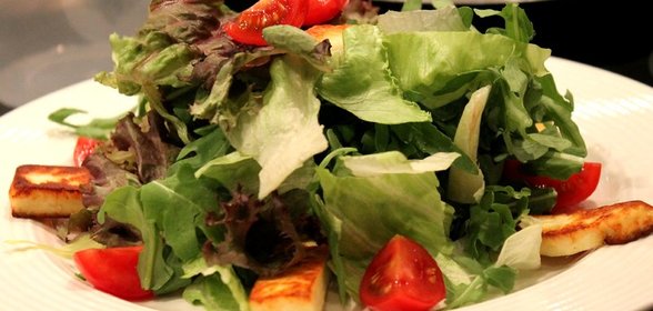 Зеленый салат с сыром, виноградом и кедровыми орешками с винной заправкой