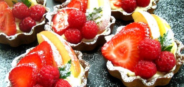 Фруктовые пирожные с сыром маскарпоне и белым шоколадом