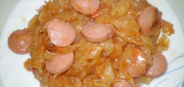 Сосиски с капустой тушеной
