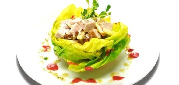 Салат из курицы с яблоками, сельдереем и тимьяном