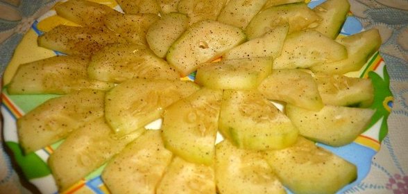 Салат из свежих огурцов с мёдом