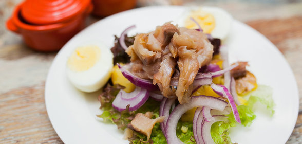 Картофельный салат с копченой рыбой