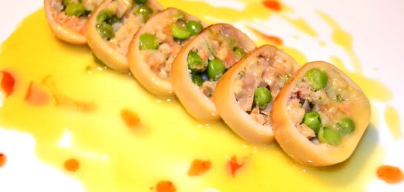 Кальмар фаршированный палтусом и форелью с соусом берблан