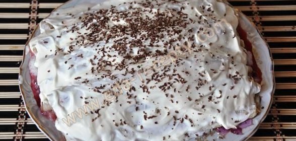 Блины с вишней в сметанном креме