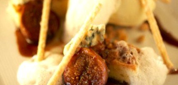 Печеный инжир с красным вином, орехами и маскарпоне