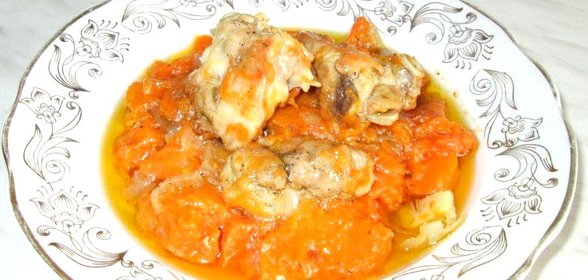 Курица тушеная с луком и тыквой