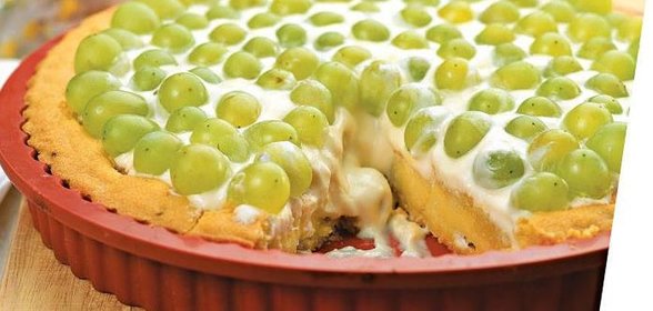 Миндальный торт с виноградом