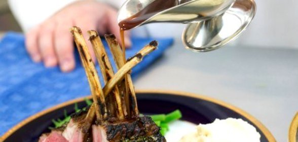 Запеченая баранина с корочкой из трав