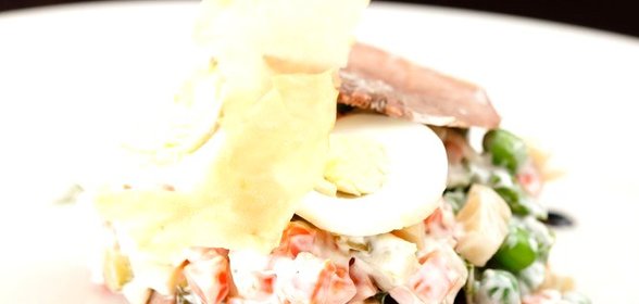 «Оливье» с курицей, сельдерем и цветной капустой