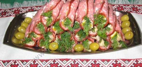 Закусочные рулеты из колбасы с сыром