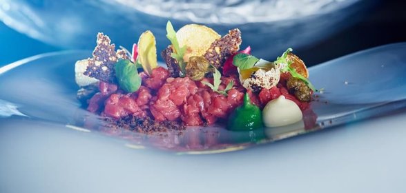 Тартар из говядины с муссом из пармезана со вкусом трюфеля и кремом из шпината