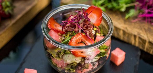 Салата с арбузом, дыней и копченой уткой