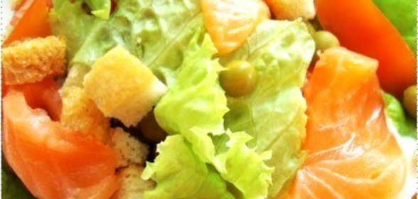 Салат с перепелиными яйцами, семгой и томатами черри