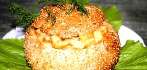 Салат в булочке