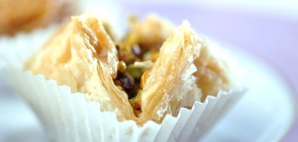 Пирожки из теста фило с начинкой из баклажанов, фисташек и феты