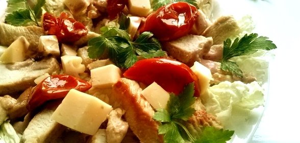 Салат из индейки с вялеными помидорами
