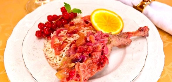 Утиные окорочка, тушенные с яблоками, брусникой и апельсинами