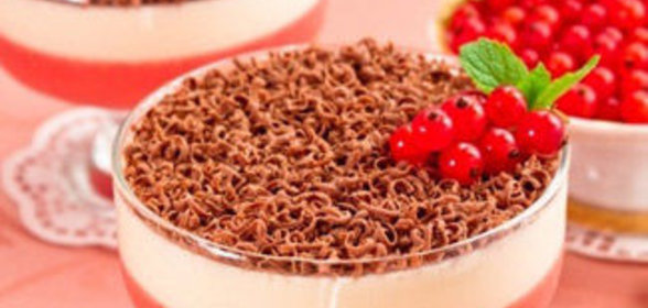 Десерт с красной смородиной