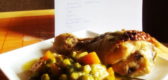 Зеленый горошек, тушеный с морковью.