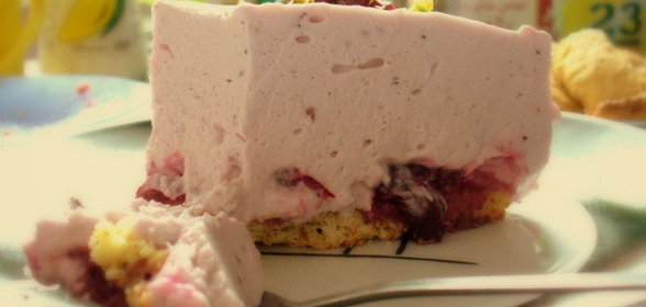 Кремовый торт с вишней