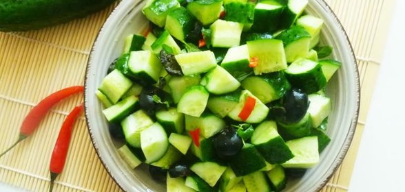 Огуречный салат с маслинами
