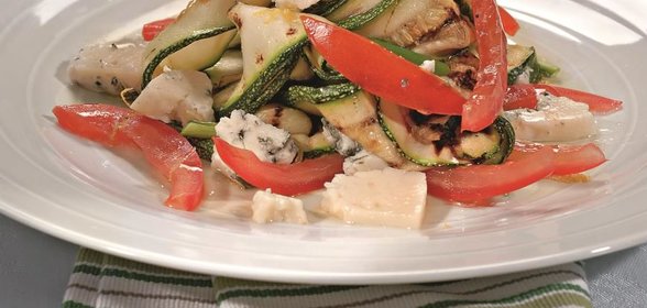 Салат из цукини и козьего сыра