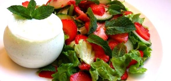 Салат с клубникой и огурцами