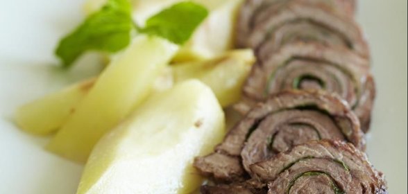 Мясной рулет с фруктами