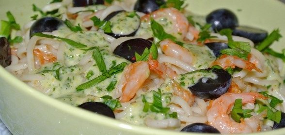 Салат с креветками и виноградом