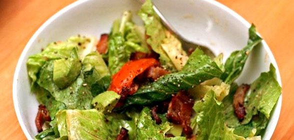 Салат из помидоров с беконом