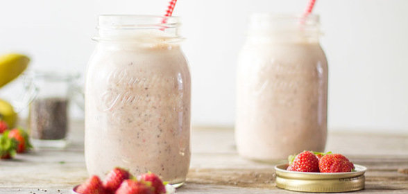 Бананово-клубничный смузи с семенами чиа