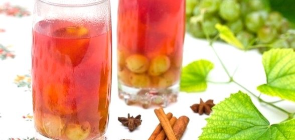 Сливово-виноградный компот с пряностями