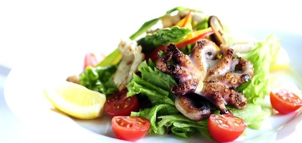 Салат с креветками и кальмарами