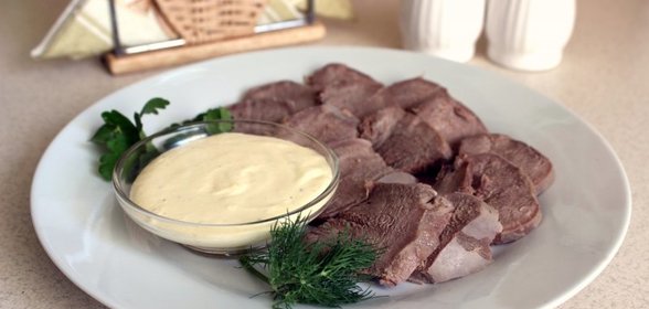 Отварной свиной язык с соусом с хреном