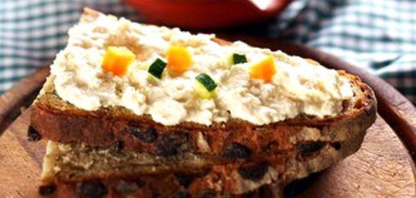 Ржаные тосты с паштетом из камамбера и тмина