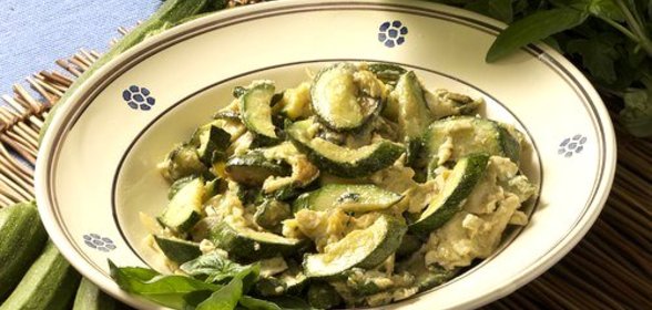 Салат из цукини с яблоками и грецкими орехами