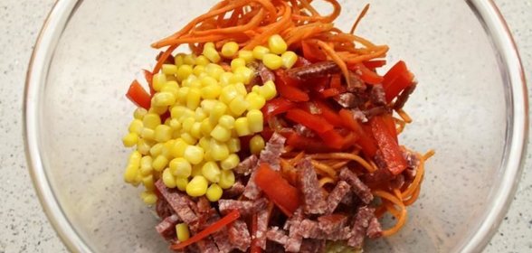 Салат Рыжик с копченой колбасой и кукурузой и морковью