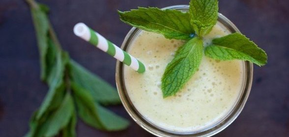 Смузи с ананасом, мятой и кешью