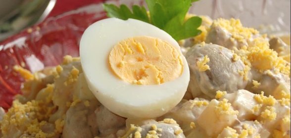 Салат Русь из куриных потрошков с грибами и солеными огурцами