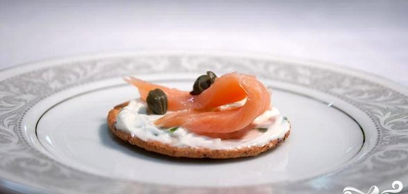 Закуска с лососем и каперсами