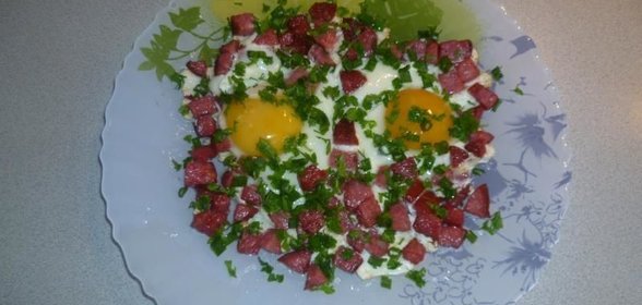 Яичница с колбасой